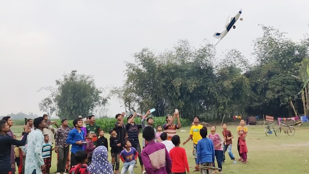 ১ কিমি দূরত্বে উড়তে পারে আলমগীরের তৈরি বিমান