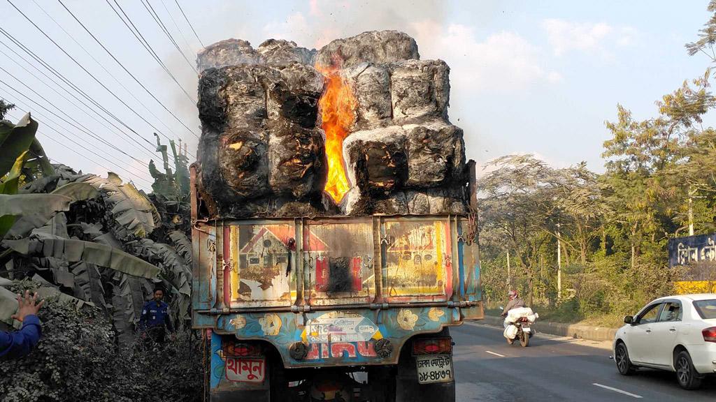 গাজীপুরে তুলা ভরা চলন্ত ট্রাকে আগুন