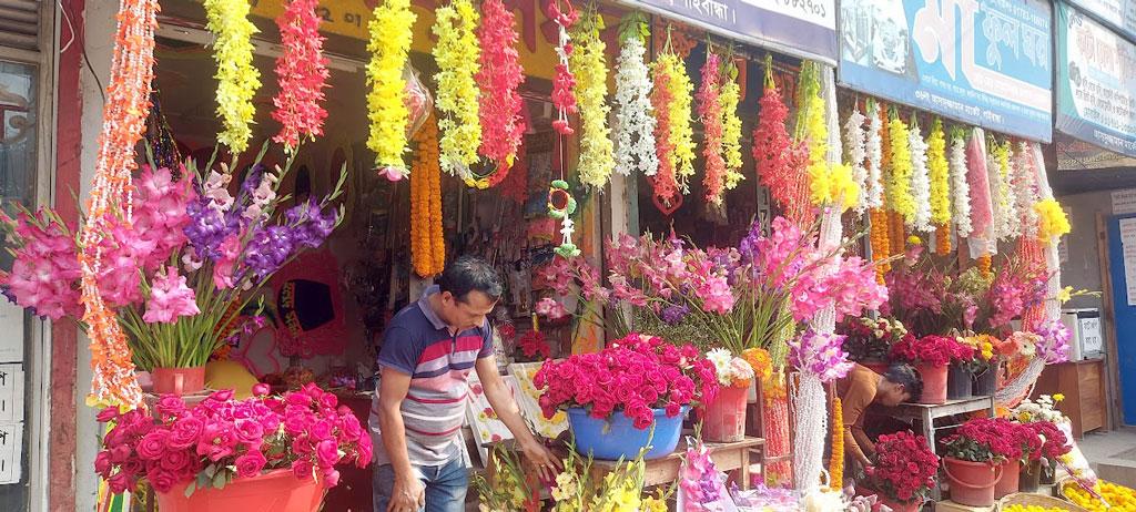 দোকানে দোকানে ফুলের পসরা, লোকসানের আশঙ্কায় গাইবান্ধার ব্যবসায়ীরা