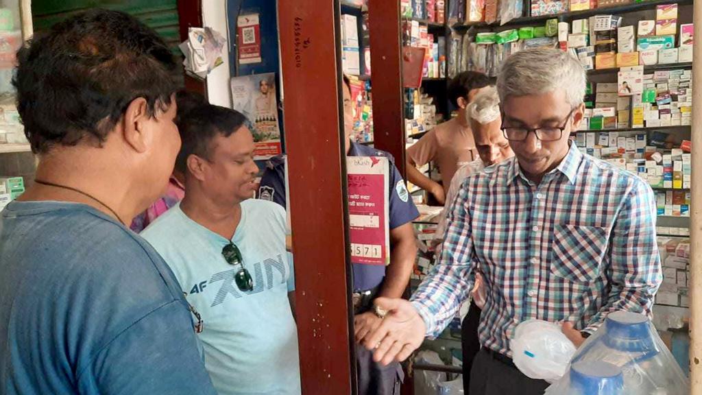 সিরাজগঞ্জে দ্বিগুণ দামে স্যালাইন বিক্রি, ফার্মেসিকে জরিমানা