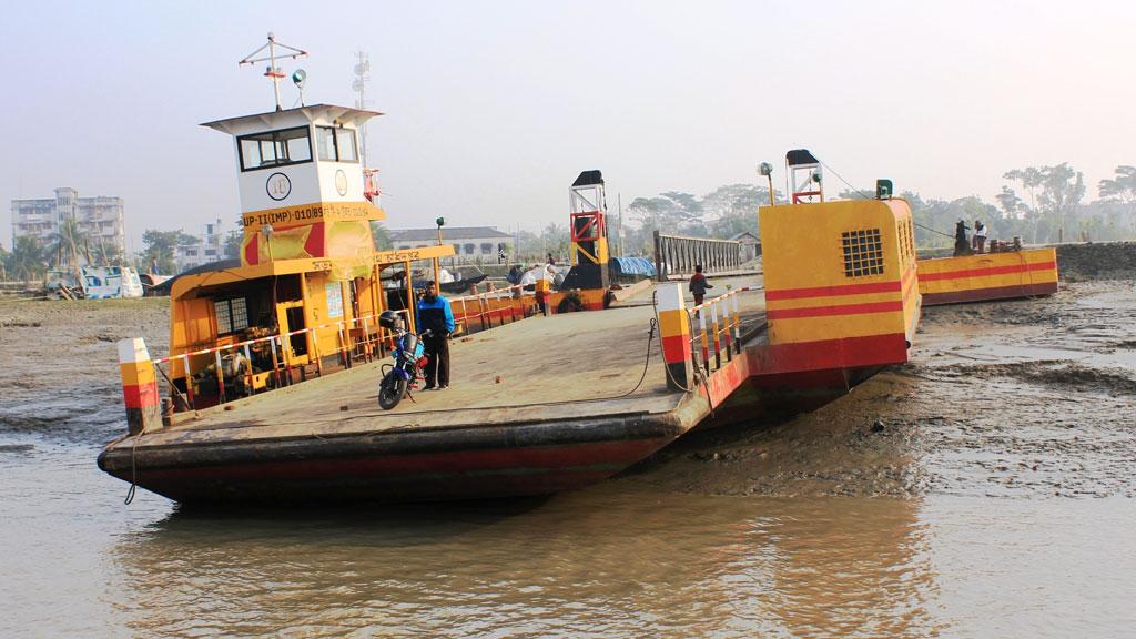 দিনের ১৮ ঘণ্টাই বন্ধ ফেরি, দুর্ভোগ চরমে