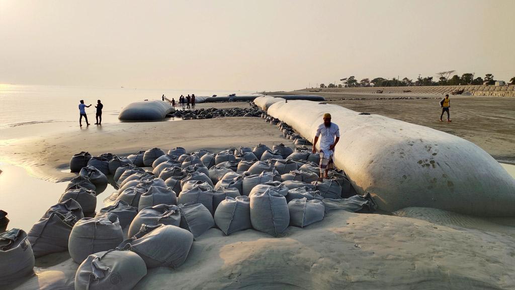 বালু তোলায় শ্রী হারাচ্ছে সৈকত