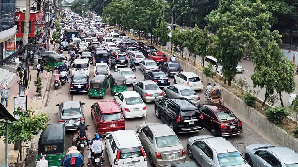 চেনা রূপে ফিরেছে রাজধানী, যানজটের ভোগান্তিতে নগরবাসী