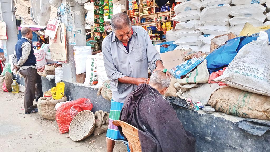 ৫০ বছর ধরে একই স্থানে বসে চুল কাটছেন বাদল