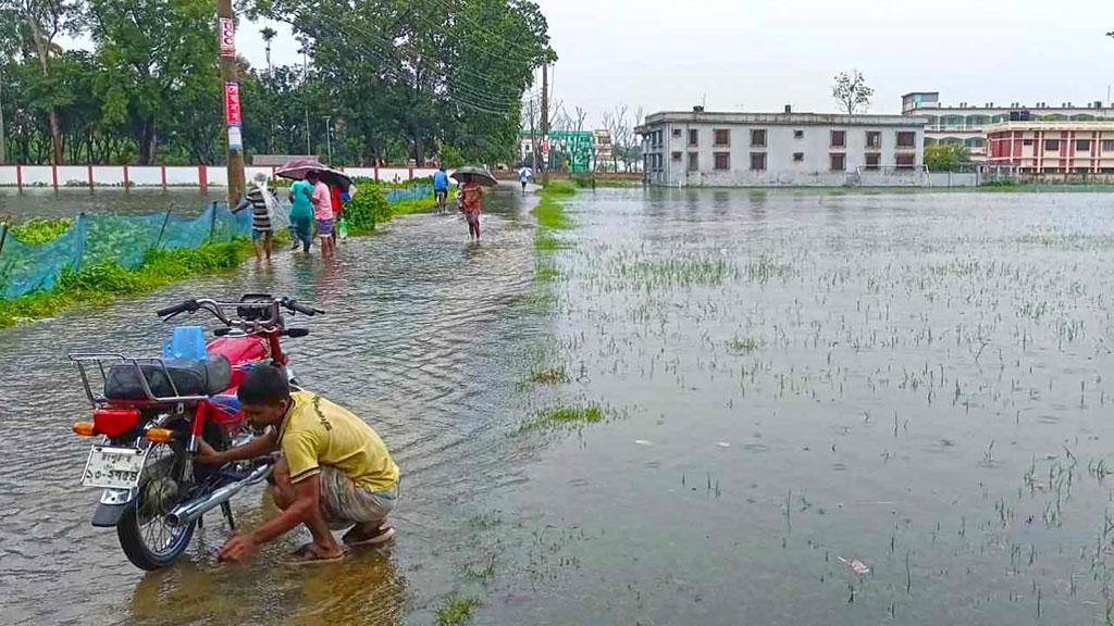 টানা ভারী বৃষ্টিতে ভেসে গেল ১০ হাজার ঘের