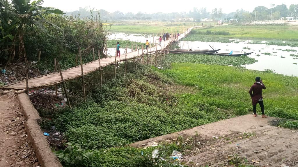 সেতু নেই, নদ পারাপারে ভরসা বাঁশের সাঁকো