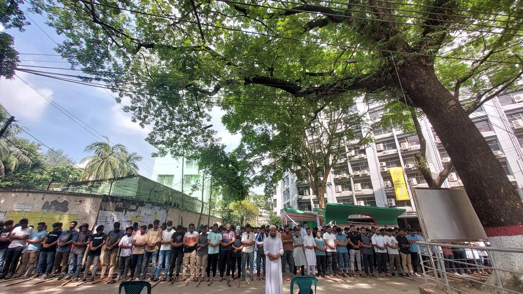 জবিতে গায়েবানা জানাজা পড়লেন আন্দোলনরত শিক্ষার্থীরা, পাঁচ দফা দাবি