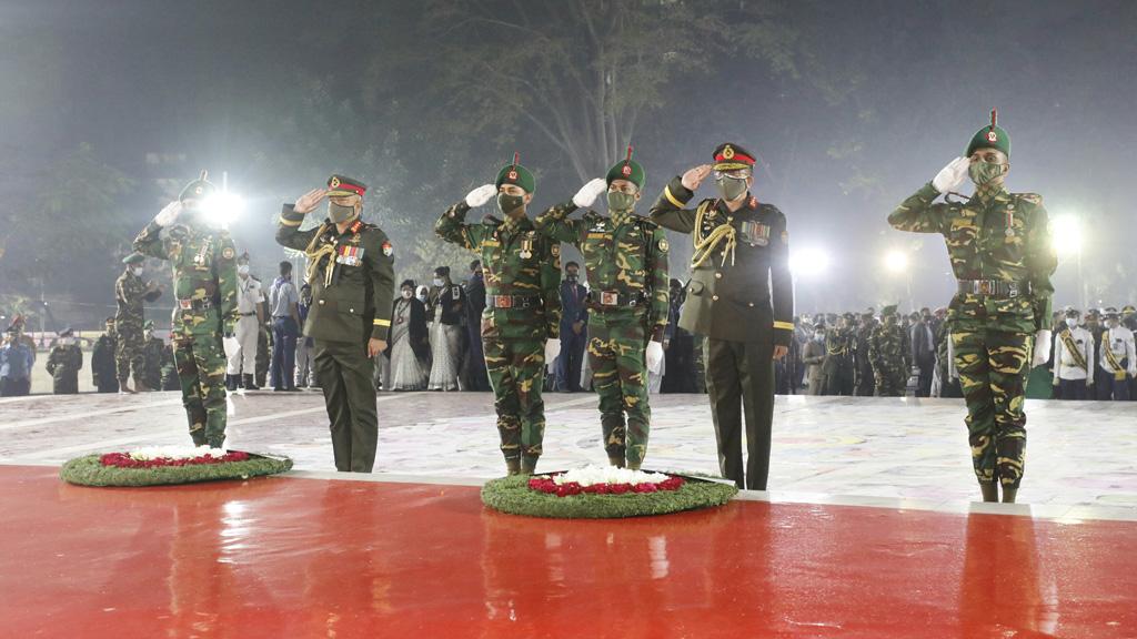 ভাষা শহীদদের প্রতি ফুলেল শ্রদ্ধা