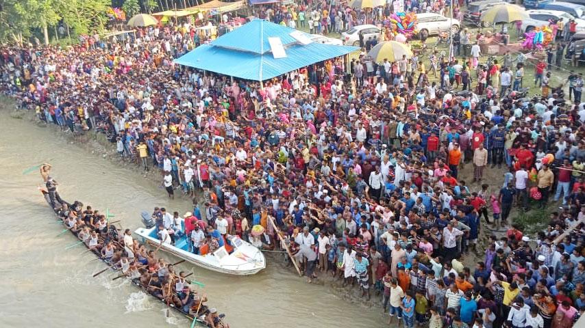 গড়াই নদীতে নৌকাবাইচ, ভিড়