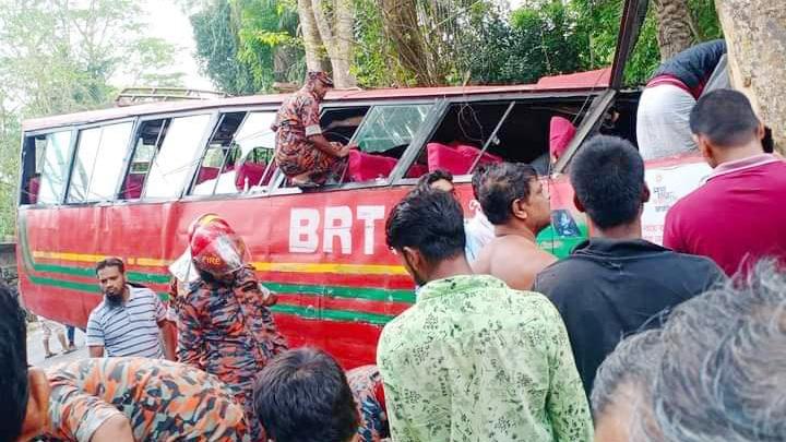 ঝালকাঠিতে নিয়ন্ত্রণ হারিয়ে খাদে বাস, নিহত ২ 