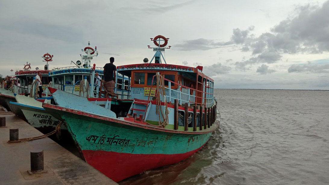 বৈরী আবহাওয়ায় বাংলাবাজার-শিমুলিয়া নৌরুটে লঞ্চ ও স্পিডবোট চলাচল বন্ধ