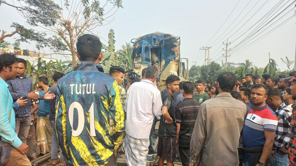 ময়মনসিংহে ট্রাকে ট্রেনের ধাক্কা, নিহত ৪