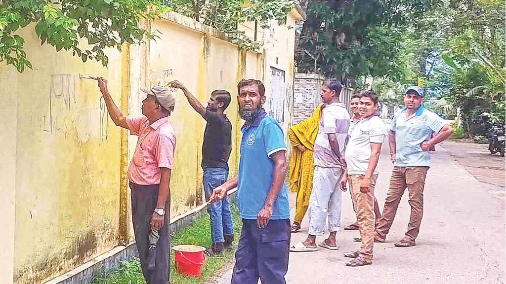 বরিশাল ও বাগেরহাটে গ্রাফিতি-দেয়াললিখন মুছে ফেলার অভিযোগ