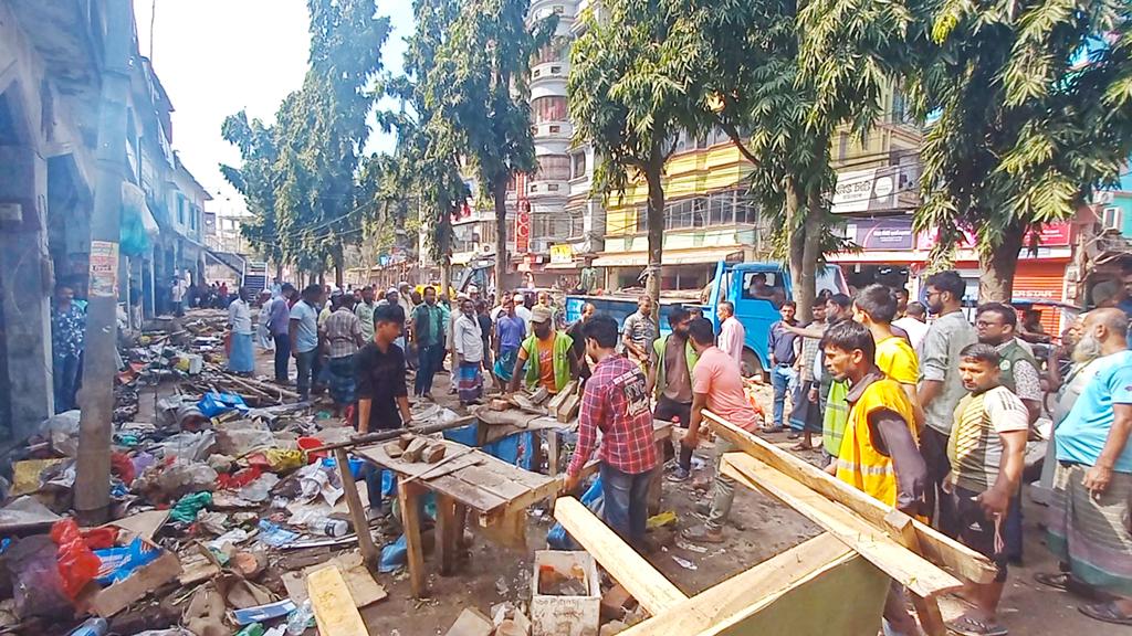 চাঁদপুর শহর পরিচ্ছন্ন ও যানজটমুক্ত রাখতে উচ্ছেদ অভিযান