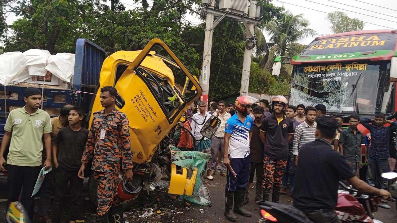 চন্দনাইশে যাত্রীবাহী বাসের সঙ্গে পিকআপ ভ্যানের সংঘর্ষে নিহত ১