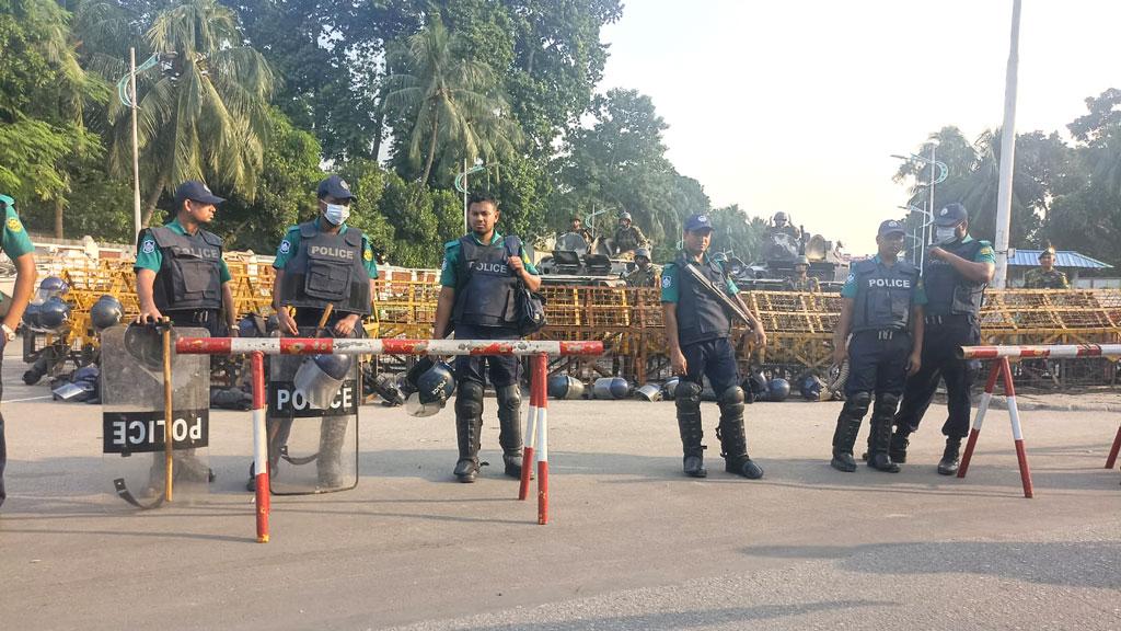 বঙ্গভবন ঘিরে নিরাপত্তা জোরদার, প্রস্তুত এপিসি ও জলকামান