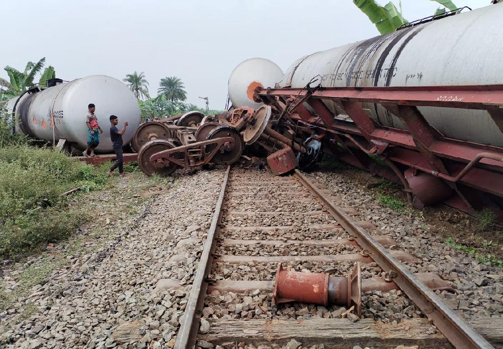 তেলবাহী ট্রেনের ৮ বগি লাইনচ্যুত, খুলনার সঙ্গে রেল যোগাযোগ বন্ধ