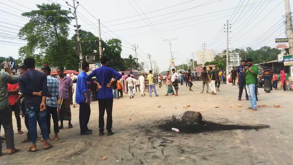 ফরিদপুরে মোটরশ্রমিক সংগঠনের নির্বাচন স্থগিতের প্রতিবাদে সড়ক অবরোধ, বাস চলাচল বন্ধ