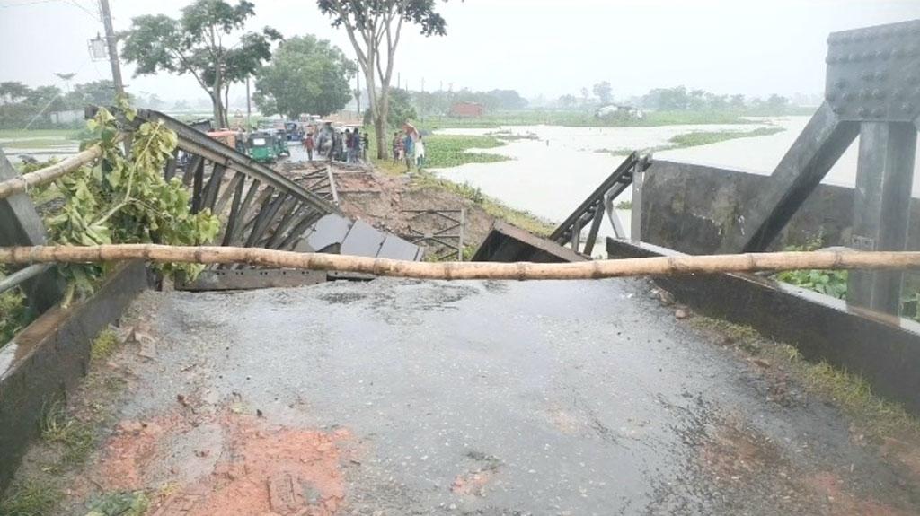 জগন্নাথপুরে বেইলি সেতু ভেঙে নদে, দুর্ভোগের সঙ্গে বেড়েছে ভাড়া