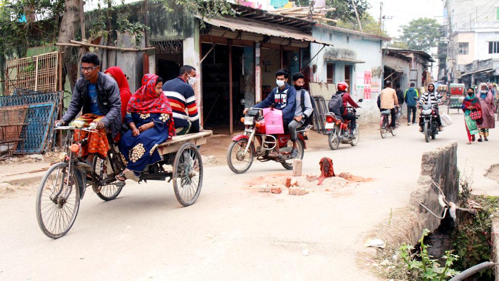 সেতুতে ফাটল, ঝুঁকি নিয়ে চলছে যানবাহন