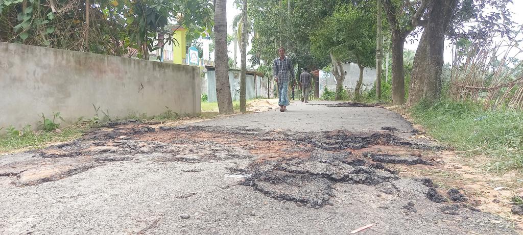 রাস্তা সংস্কারের পরদিন উঠে গেল কার্পেটিং, তুলে ফেলার দাবি প্রকৌশলীর