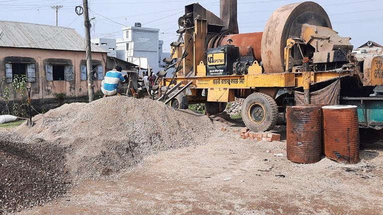 মোহনগঞ্জে রাস্তা সংস্কারে পাথরের বদলে ডাস্ট