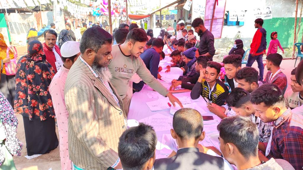 কায়েতপাড়ায় নৌকার ক্যাম্পে ভিড়, কেটলির ফাঁকা