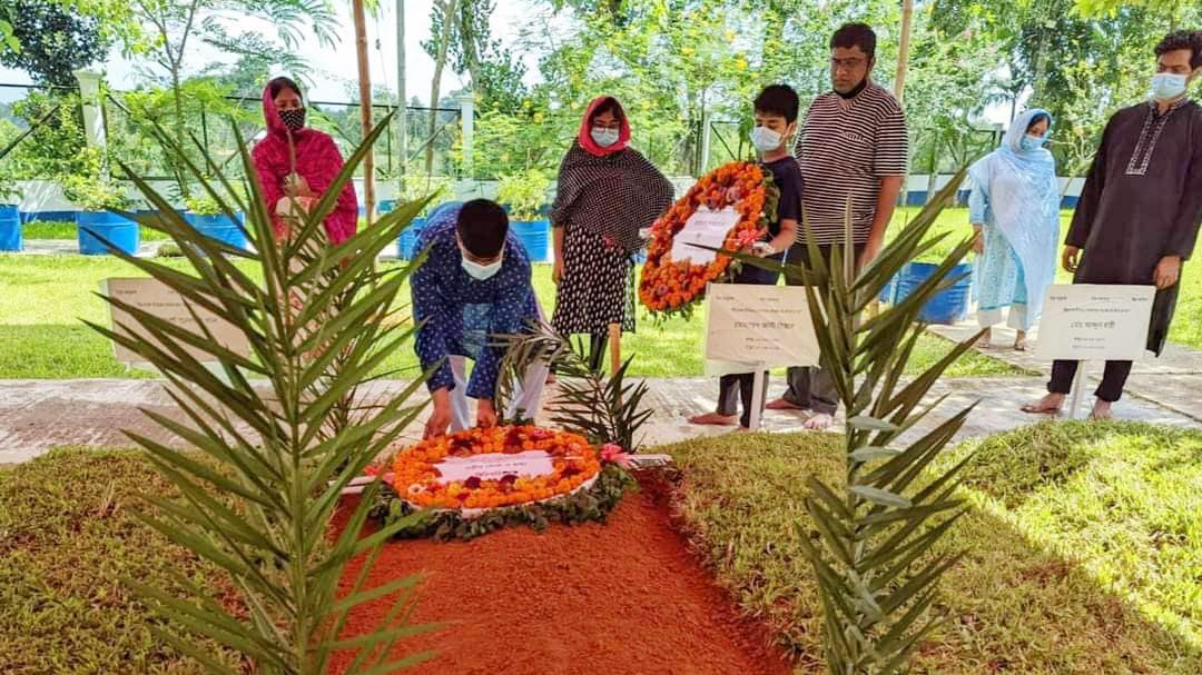 পাহাড় চূড়ায় শায়িত হলেন আলম খান