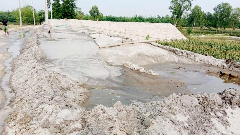 অবৈধভাবে বালু উত্তোলন  প্রশাসনের নীরব ভূমিকা