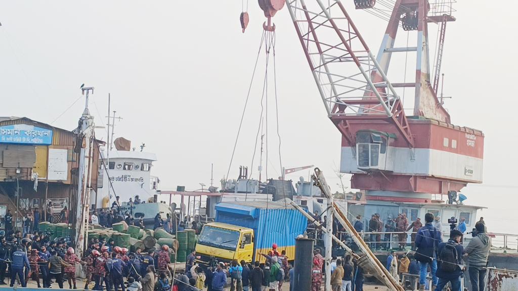 পাটুরিয়ায় ফেরি ডুবি: ঘন কুয়াশায় উদ্ধার অভিযানে বিলম্ব