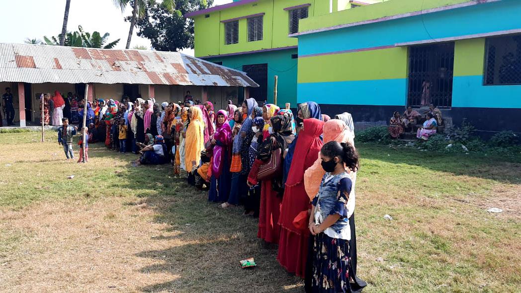 সাতক্ষীরায় ২টি শাটারগান ও ৩টি ককটেল উদ্ধার, ১৭টি ইউনিয়নে ভোটগ্রহণ শুরু