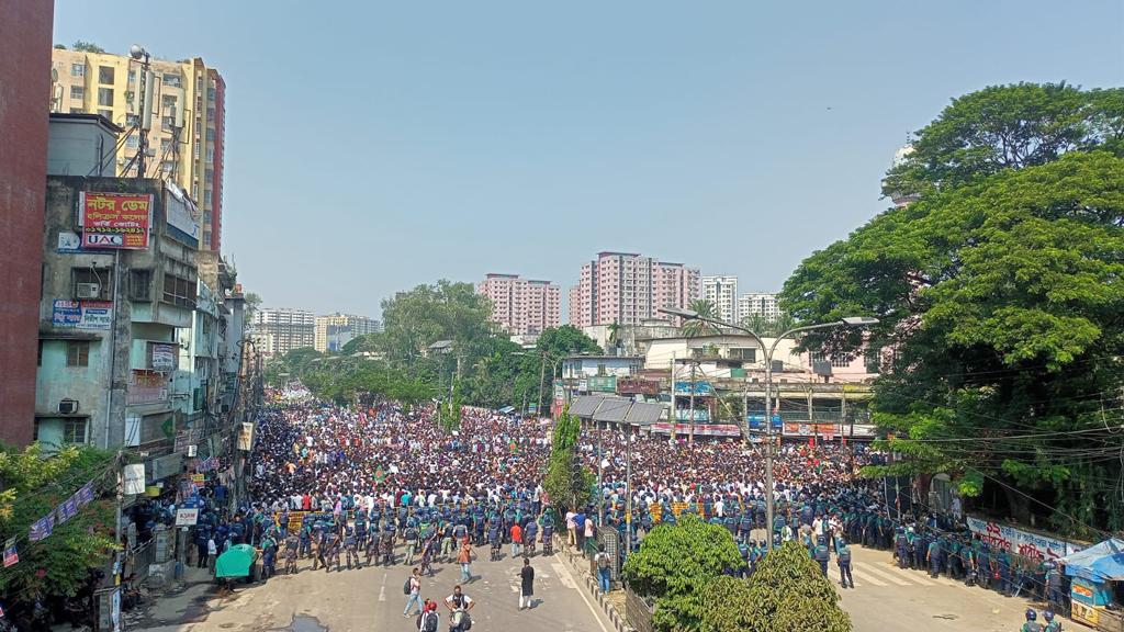 জামায়াতের সমাবেশ আরামবাগে, পিকআপ ভ্যানে চলছে মঞ্চ তৈরির কাজ