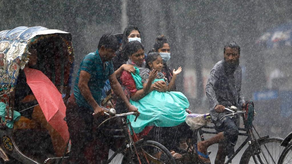 বঙ্গোপসাগরে লঘুচাপ, আজ থেকে ৩ দিন ভারী বৃষ্টির সম্ভাবনা