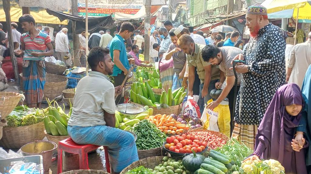 চিনি ও তেলের দাম চড়া, ক্রেতার স্বস্তি সবজিতে