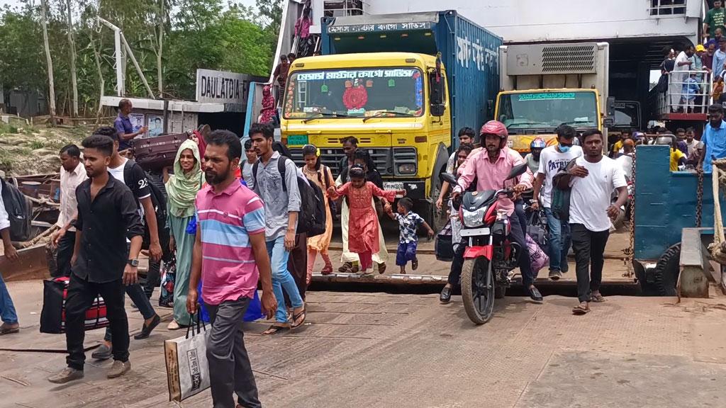 দৌলতদিয়া-পাটুরিয়া নৌরুটে যাত্রীর চাপ বাড়লেও নেই ভোগান্তি