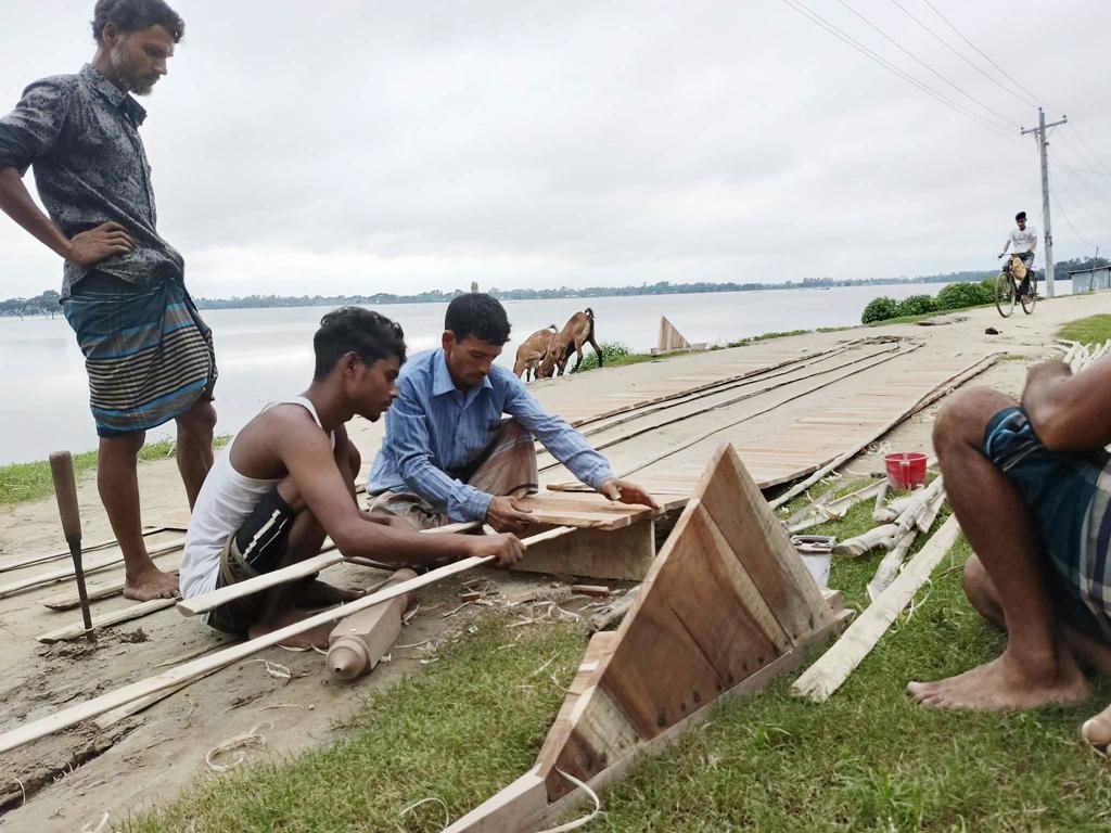 এসেছে বর্ষা, নৌকা তৈরির ফাঁকে ভাটিয়ালি সুর 