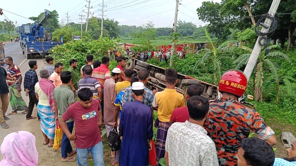 ভালুকায় বাসের ধাক্কায় অপর বাস খাদে, হেলপার নিহত