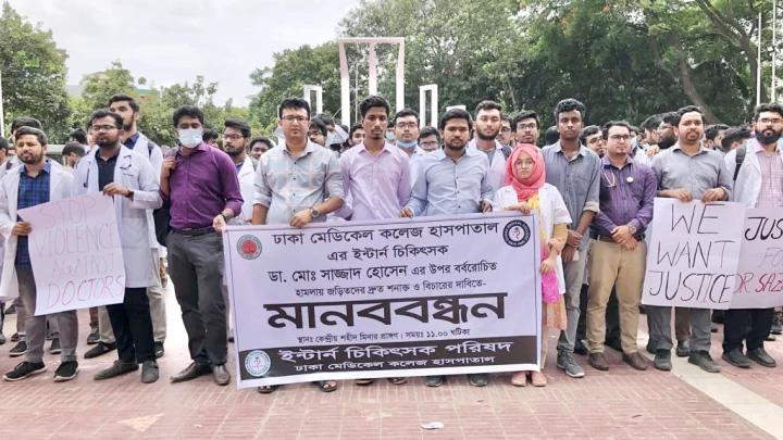 কর্মবিরতিতে ঢামেক হাসপাতালের ইন্টার্ন চিকিৎসকেরা 