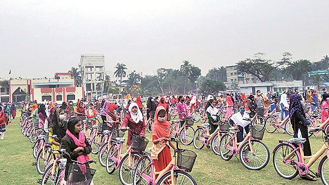 আর হেঁটে স্কুলে যেতে হবে না ওদের