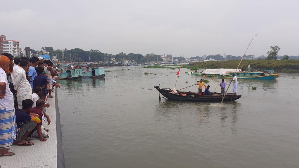 চাঁদপুরে ৪২০০ বস্তা সিমেন্ট নিয়ে ট্রলারডুবি