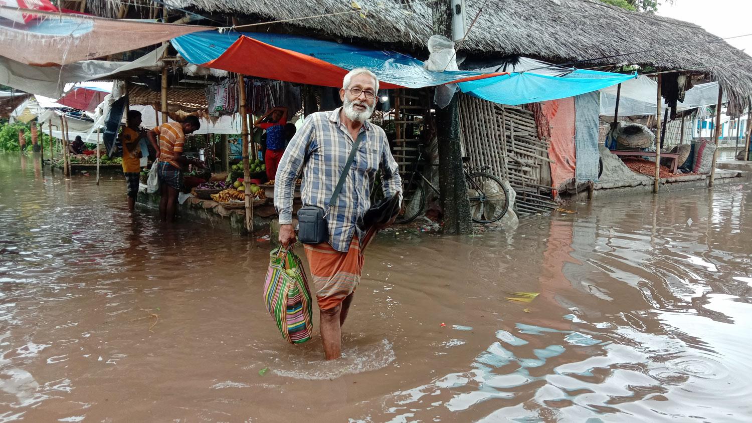 ডুবেছে ঘের পুকুর সড়ক