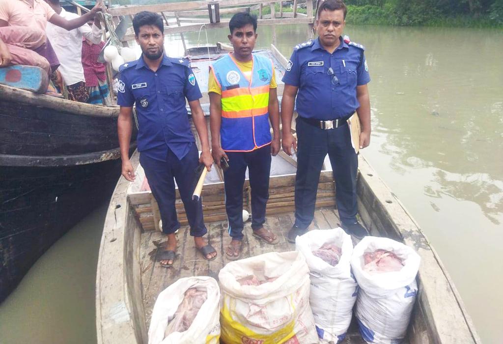 পাথরঘাটায় বস্তার মুখ খুলতেই পাওয়া গেল হরিণের মাংস