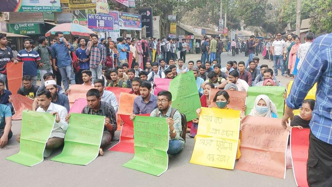 সড়ক দুর্ঘটনায় আহত হওয়ার ঘটনায় ৫ দফা দাবিতে মাভাবিপ্রবি শিক্ষার্থীদের সড়ক অবরোধ