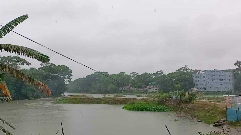 ‘অশনি’র প্রভাবে বাগেরহাট জেলা জুড়ে বৃষ্টি, বিপাকে কৃষকেরা