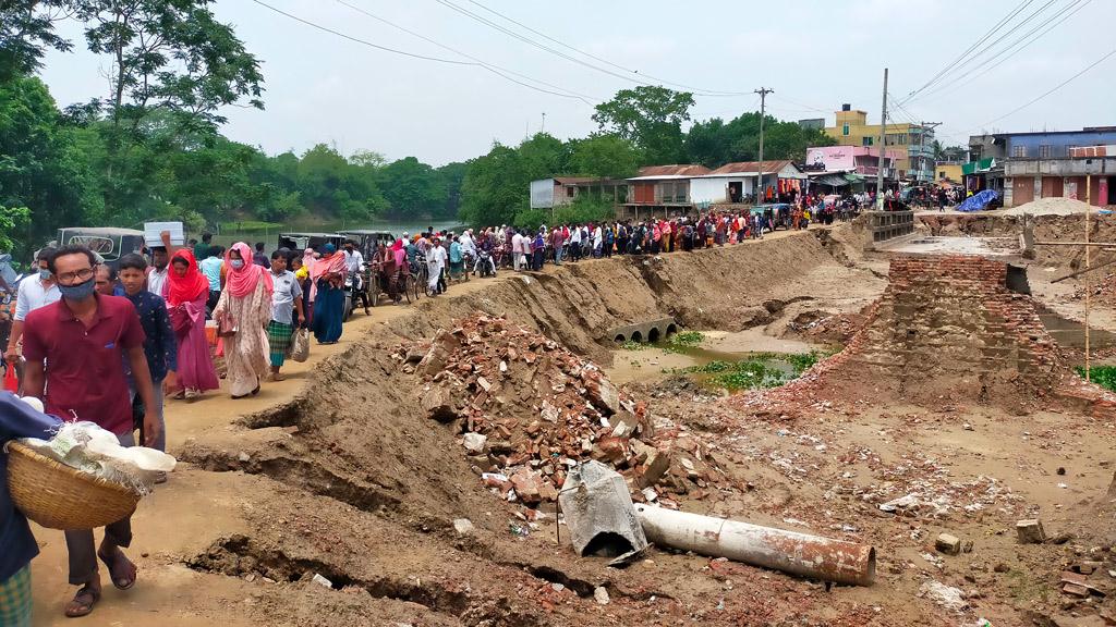 বৃষ্টিতে ধসে গেছে বিকল্প সড়ক, জনদুর্ভোগ চরমে