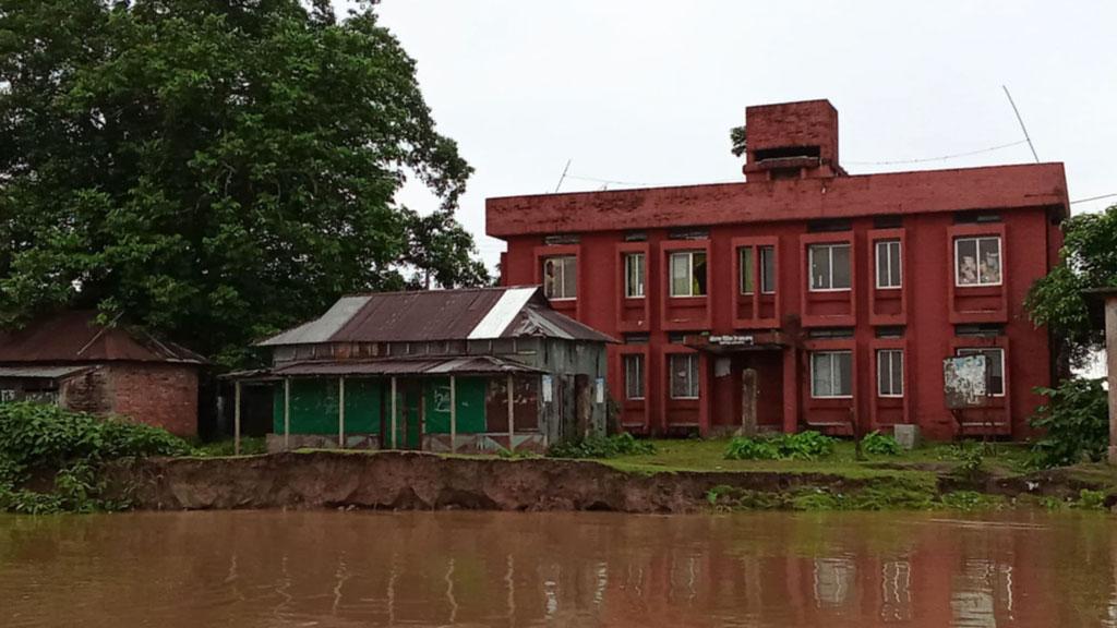 আটপাড়ায় মগড়া নদীতে ভাঙন, ধসের ঝুঁকিতে উপস্বাস্থ্য কেন্দ্র