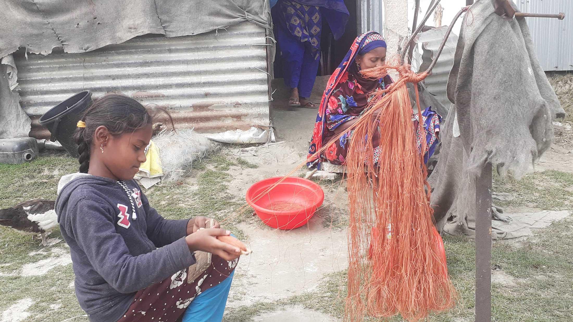 তাঁদের দুর্দশার খোঁজ নেয় না কেউ      