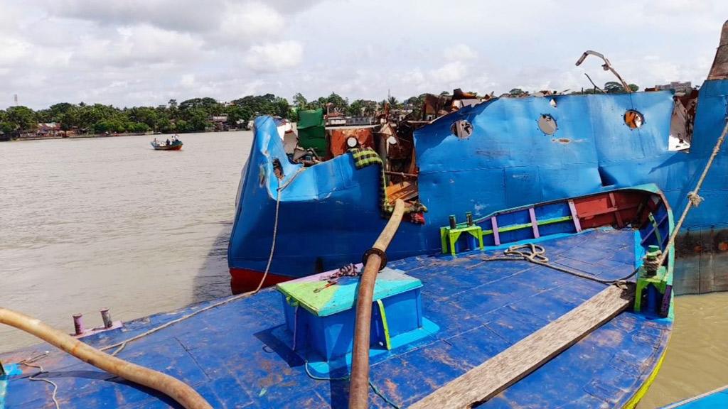 বিস্ফোরিত জাহাজ থেকে প্রায় ৮০ হাজার লিটার পেট্রল অপসারণ