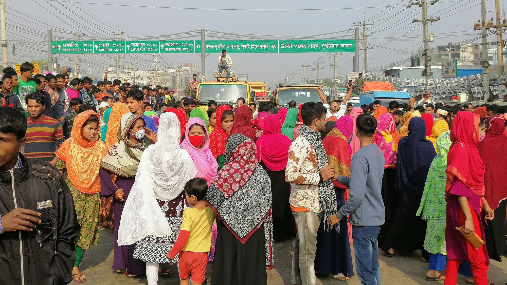 শ্রীপুরে বকেয়া বেতনের দাবিতে এএসআর কারখানার শ্রমিকদের মহাসড়ক অবরোধ 