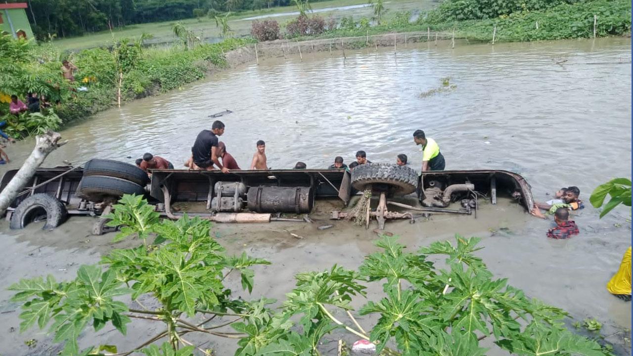 বাস উল্টে নিহত ১৭: সেই পুকুর ভরাটের নির্দেশ দিচ্ছে সওজ